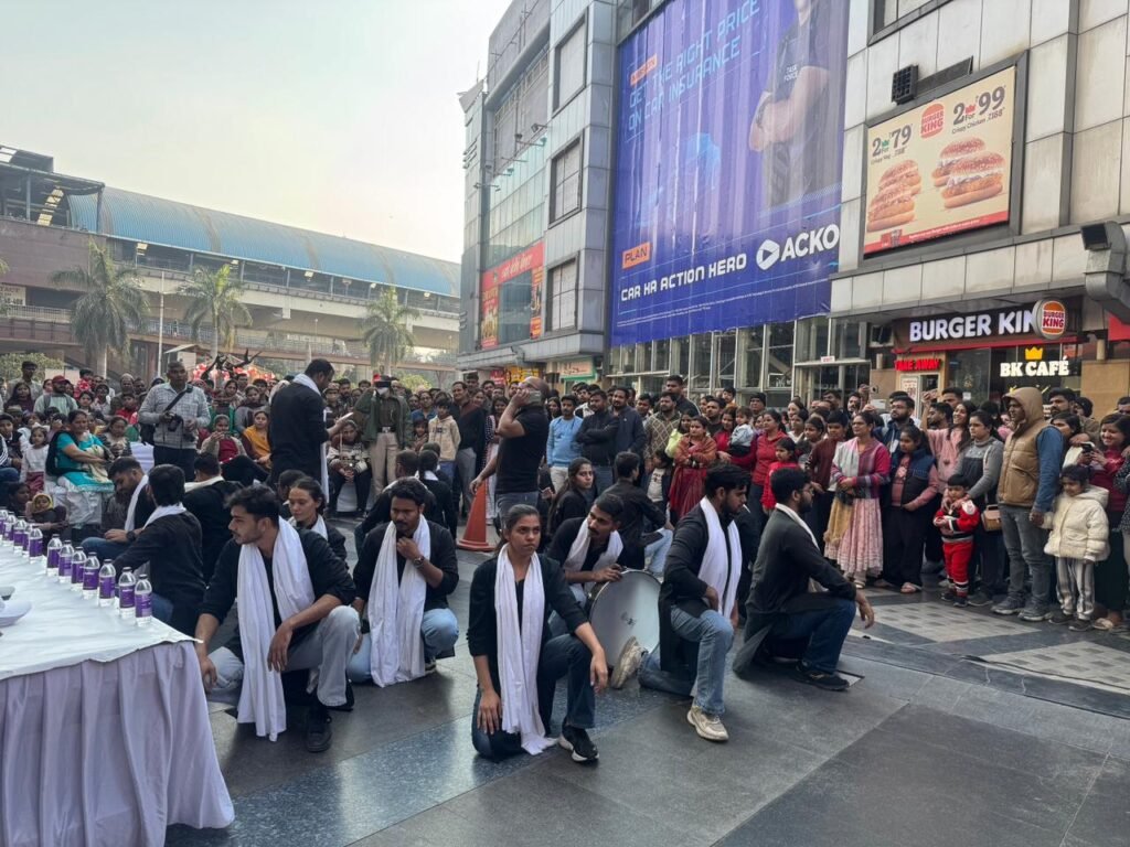 Delhi Police cyber awareness campaign in crowded market