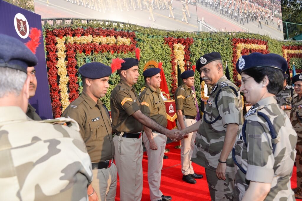 cisf dg प्रवीर रंजन बल के लोगों से मिलते हुए