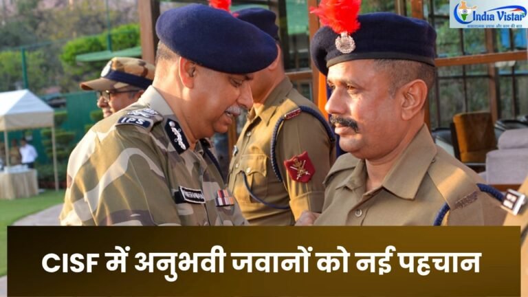 CISF DG प्वरवीर रंजन वरिष्ठ कांस्टेबल को बैज लगाते हुए