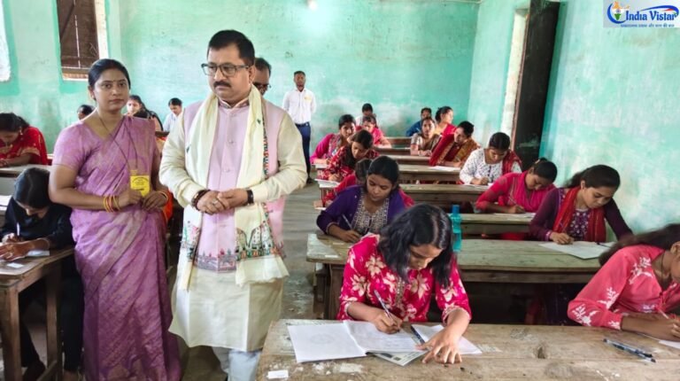 मध्यमा परीक्षा 2026 आरंभ, परीक्षा केंद्र का औचक दौरा करते बोर्ड अध्यक्ष मृत्युंजय झा