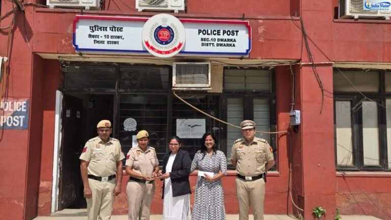 पुलिस टीम के साथ महिला वकील