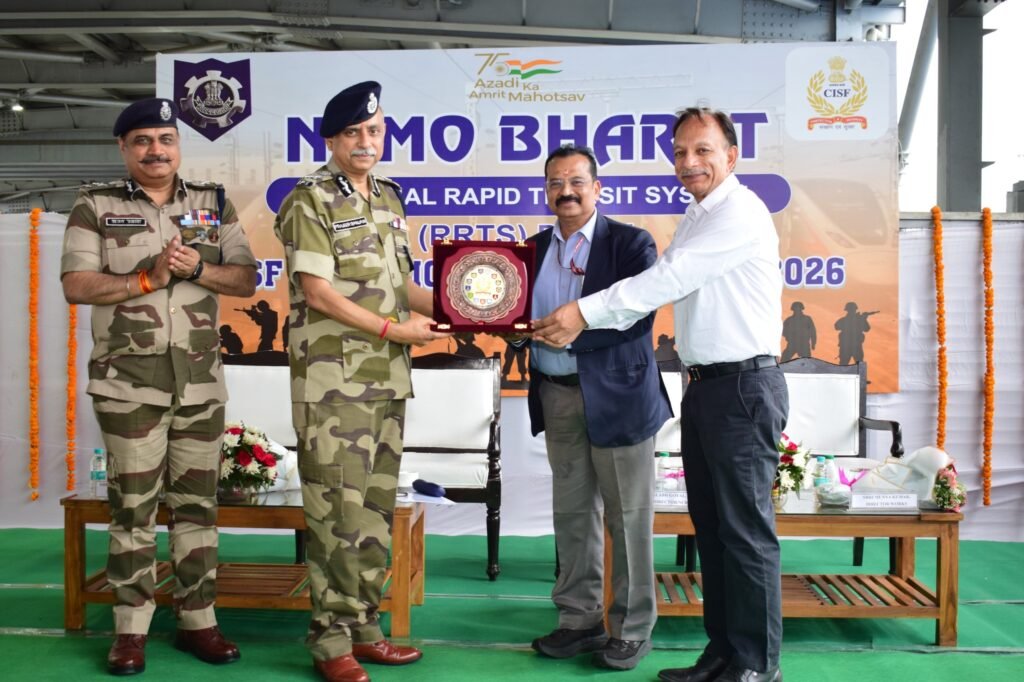 सीआईएसएफ महानिदेशक प्रवीर रंजन NCRTC के प्रबंध निदेशक से प्रतीक लेते हुए।