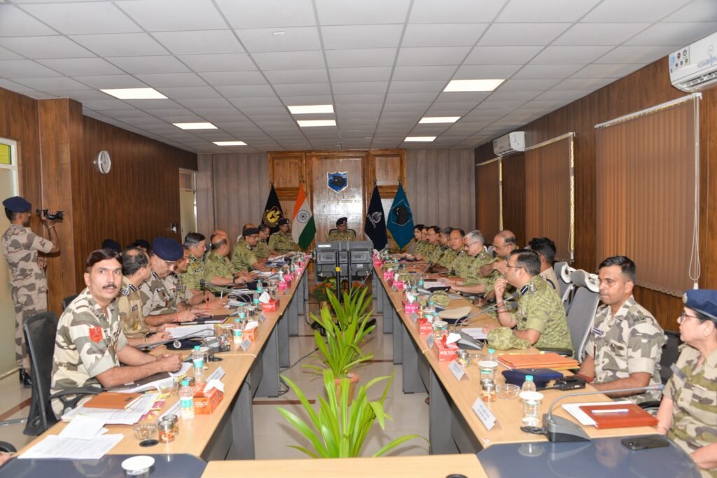 सीआईएसएफ एसएसजी परिसर में बल के महानिदेशक ने समीक्षा की। 