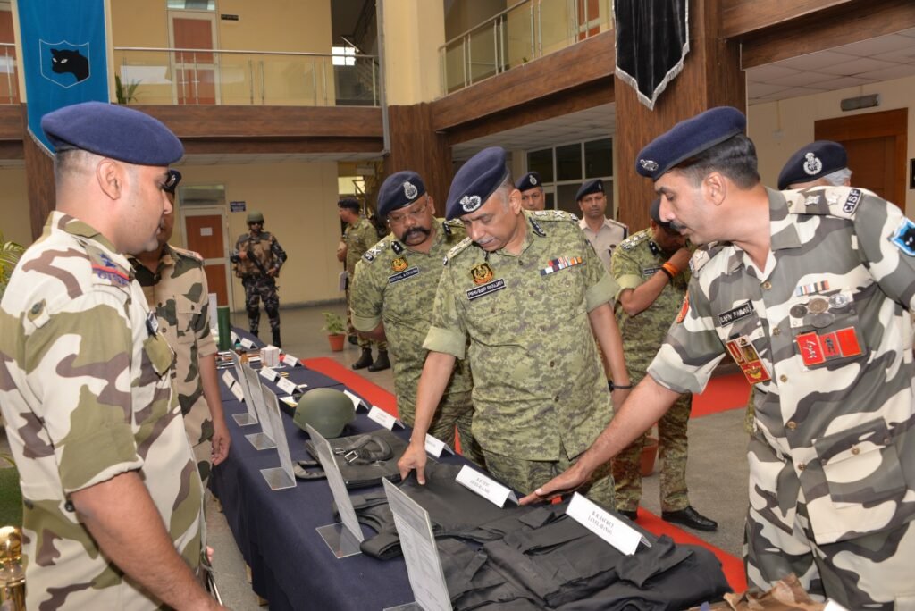 सीआईएसएफ महानिदेशक प्रवीर रंजन ने विशेष सुरक्षा से जुड़े उपकरणों की समीक्षा की
